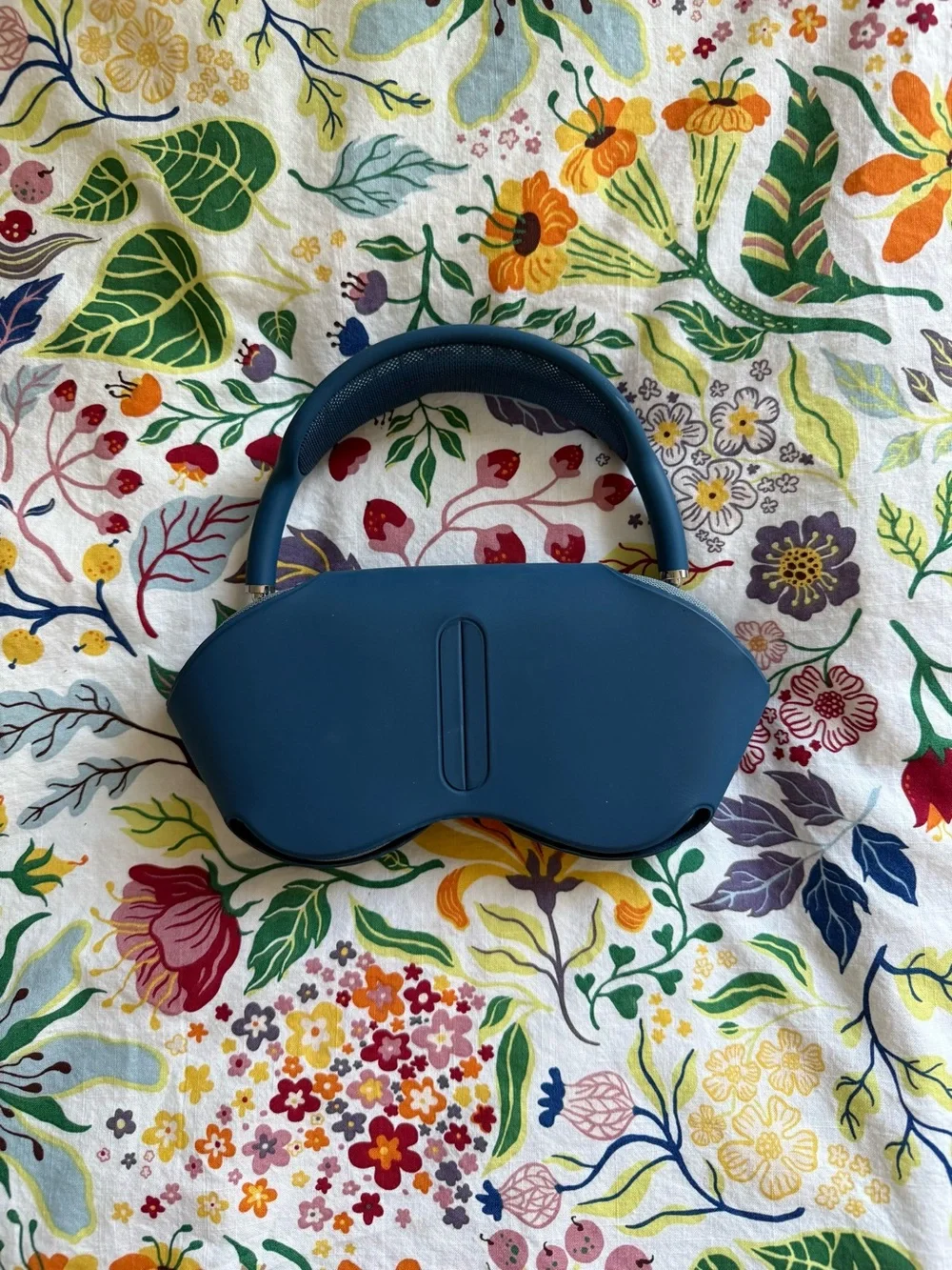 Apple AirPods Max & Smart Case in Sky Blue
